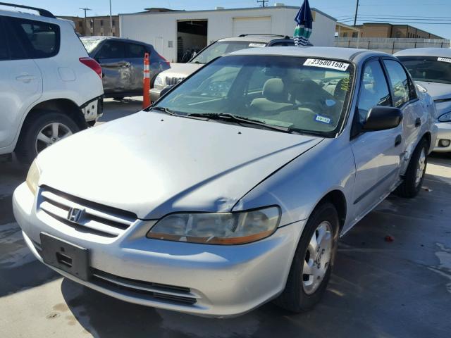 1HGCF85432A032610 - 2002 HONDA ACCORD DX SILVER photo 2