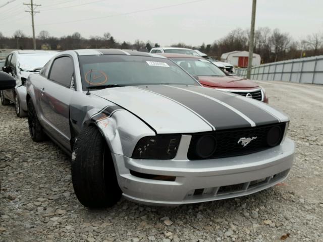 1ZVFT80N765137361 - 2006 FORD MUSTANG SILVER photo 1