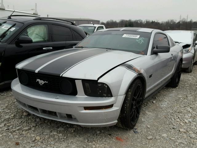 1ZVFT80N765137361 - 2006 FORD MUSTANG SILVER photo 2