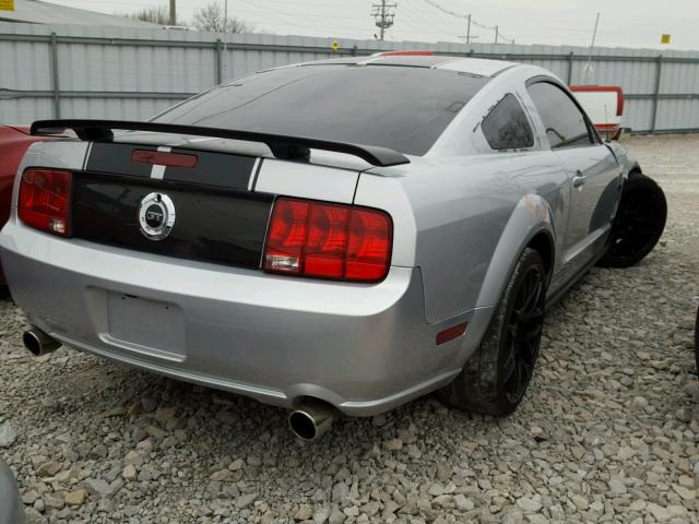 1ZVFT80N765137361 - 2006 FORD MUSTANG SILVER photo 4