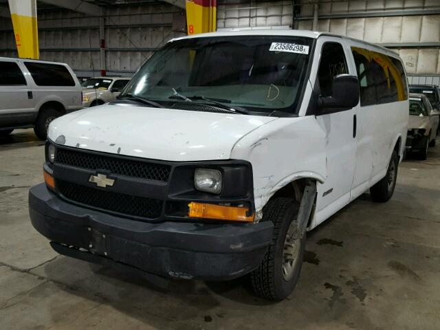 1GAGG25U841223719 - 2004 CHEVROLET EXPRESS G2 WHITE photo 2