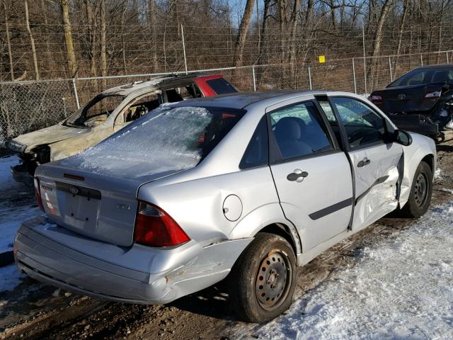 1FAFP34N16W252462 - 2006 FORD FOCUS ZX4 SILVER photo 4