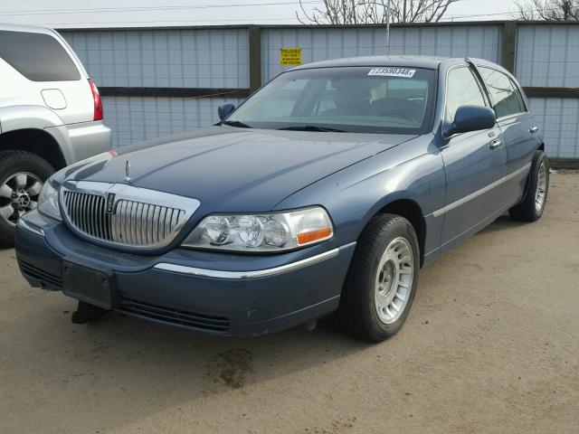 1LNHM82WX5Y628742 - 2005 LINCOLN TOWN CAR S BLUE photo 2