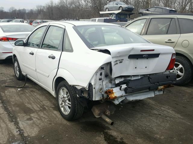 1FAFP34N07W320493 - 2007 FORD FOCUS ZX4 WHITE photo 3