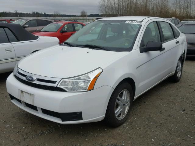 1FAHP34N88W125915 - 2008 FORD FOCUS S/SE WHITE photo 2