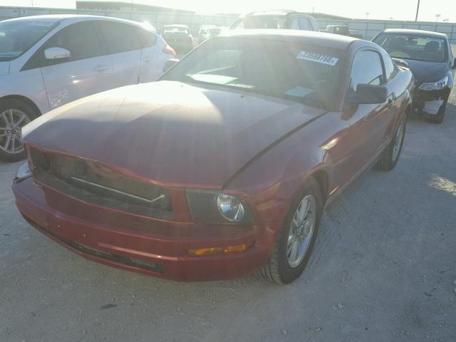 1ZVFT80N565245123 - 2006 FORD MUSTANG MAROON photo 2