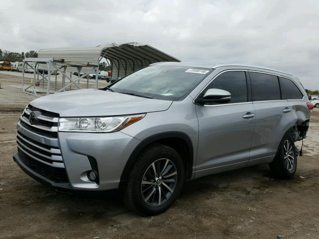 5TDKZRFH0HS524676 - 2017 TOYOTA HIGHLANDER SILVER photo 2