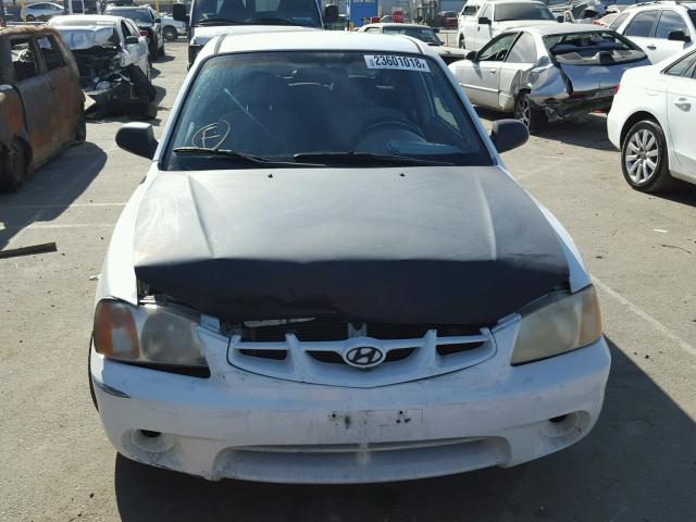 KMHCG35C42U159608 - 2002 HYUNDAI ACCENT GS WHITE photo 9