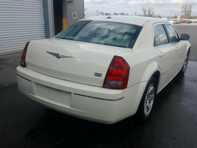 2C3KA53G37H753267 - 2007 CHRYSLER 300 TOURIN WHITE photo 4