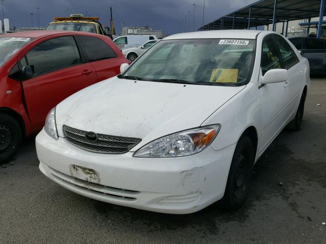 4T1BE32K82U030235 - 2002 TOYOTA CAMRY LE WHITE photo 2