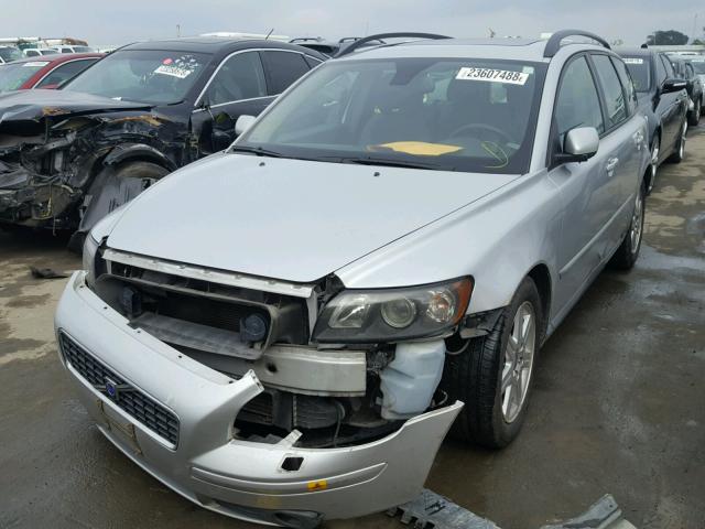 YV1MW682952056744 - 2005 VOLVO V50 T5 SILVER photo 2