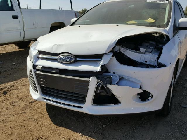 1FADP3K25EL224700 - 2014 FORD FOCUS SE WHITE photo 9