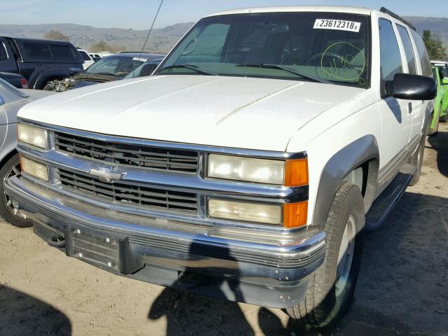 1GNFK16R0XJ319684 - 1999 CHEVROLET SUBURBAN K WHITE photo 2