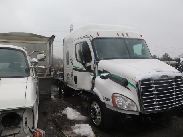 3AKJGHDV2GSHT0182 - 2016 FREIGHTLINER CASCADIA 1 WHITE photo 1