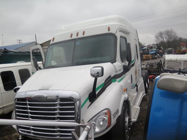 3AKJGHDV2GSHT0182 - 2016 FREIGHTLINER CASCADIA 1 WHITE photo 2