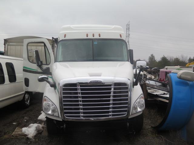 3AKJGHDV2GSHT0182 - 2016 FREIGHTLINER CASCADIA 1 WHITE photo 8