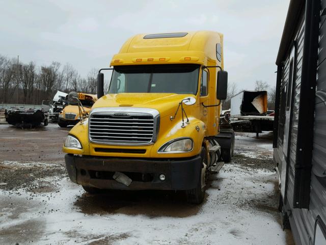 1FUJA6CK27PX35607 - 2007 FREIGHTLINER CONVENTION YELLOW photo 2