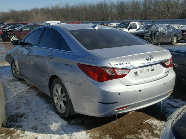 5NPEC4AC5BH098994 - 2011 HYUNDAI SONATA SE SILVER photo 3