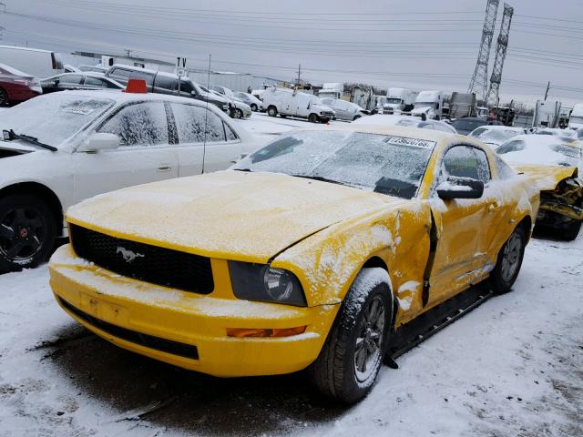 1ZVFT80N265227940 - 2006 FORD MUSTANG YELLOW photo 2