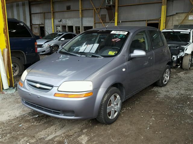 KL1TD66626B533827 - 2006 CHEVROLET AVEO BASE GRAY photo 2