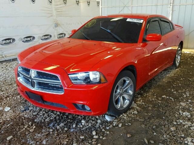 2C3CDXBG6EH186607 - 2014 DODGE CHARGER SE RED photo 2