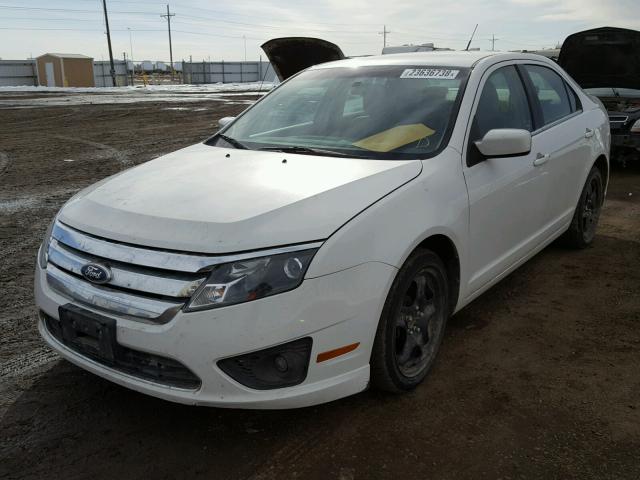 3FAHP0HA9AR390129 - 2010 FORD FUSION SE WHITE photo 2