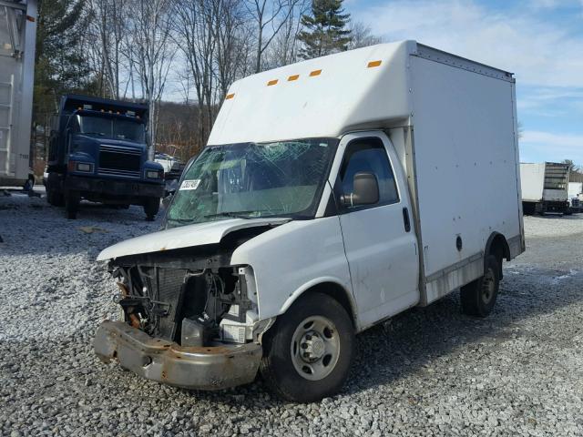 1GBHG31U451225643 - 2005 CHEVROLET EXPRESS G3 WHITE photo 2