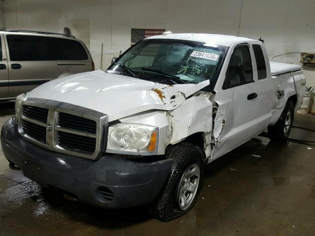 1D7HW22N25S243588 - 2005 DODGE DAKOTA ST WHITE photo 2