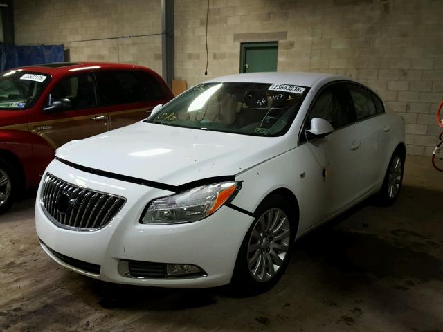 W04GN5ECXB1092421 - 2011 BUICK REGAL CXL WHITE photo 2