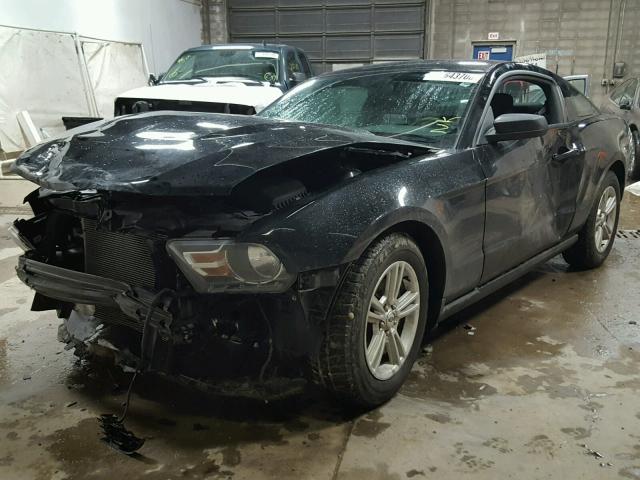 1ZVBP8AM9C5275875 - 2012 FORD MUSTANG BLACK photo 2