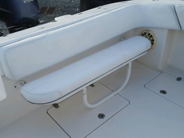 UCP32285C606 - 2006 CARR BOAT WHITE photo 6