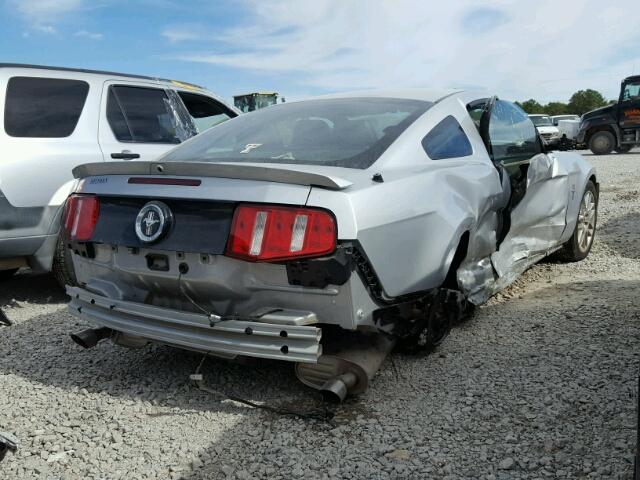 1ZVBP8AM6D5266780 - 2013 FORD MUSTANG SILVER photo 4