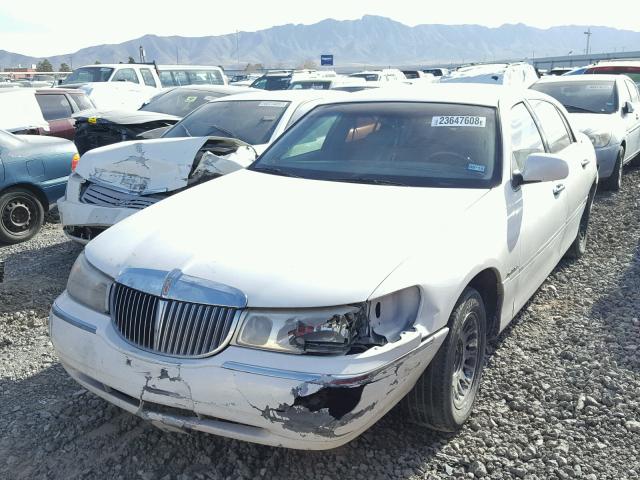 1LNHM83W2YY928939 - 2000 LINCOLN TOWN CAR C WHITE photo 2