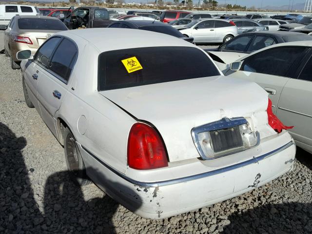 1LNHM83W2YY928939 - 2000 LINCOLN TOWN CAR C WHITE photo 3