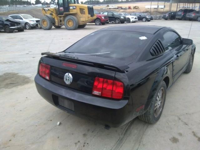 1ZVHT80N565134838 - 2006 FORD MUSTANG BLACK photo 4