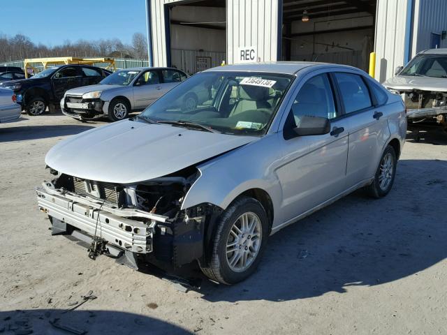 1FAHP35N59W246837 - 2009 FORD FOCUS SE SILVER photo 2