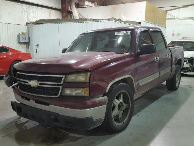 2GCEC13VX61331000 - 2006 CHEVROLET SILVERADO RED photo 2