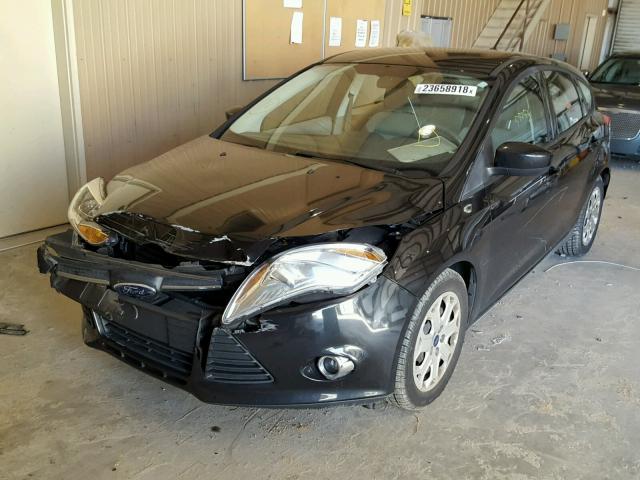 1FAHP3K2XCL443490 - 2012 FORD FOCUS SE BLACK photo 2