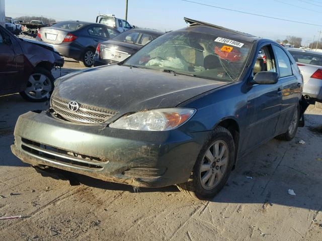 4T1BF30K32U516709 - 2002 TOYOTA CAMRY LE GREEN photo 2