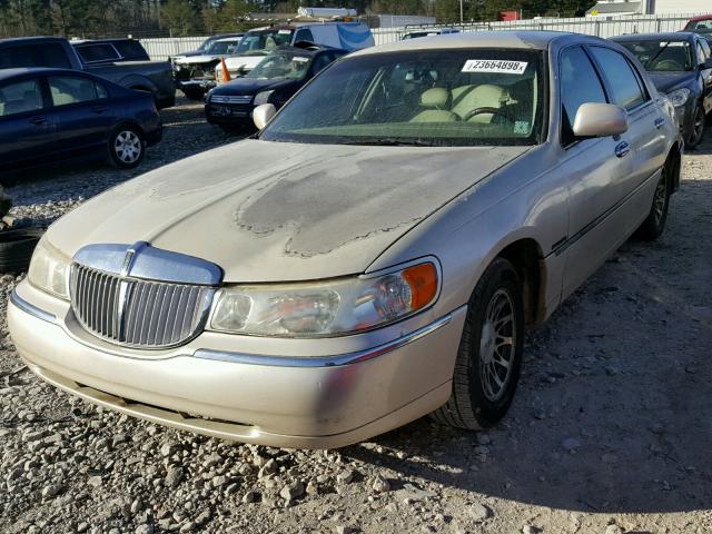 1LNHM82W52Y644648 - 2002 LINCOLN TOWN CAR S TAN photo 2