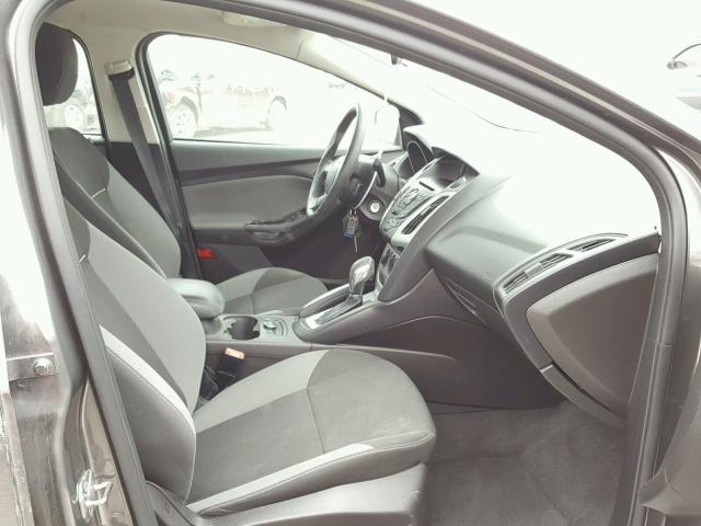 1FADP3F27DL350291 - 2013 FORD FOCUS SE GRAY photo 5