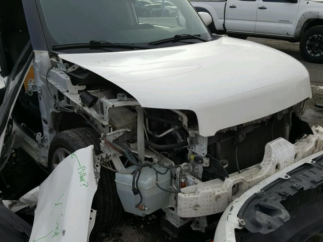 JTLKE50EX81002402 - 2008 TOYOTA SCION XB WHITE photo 9