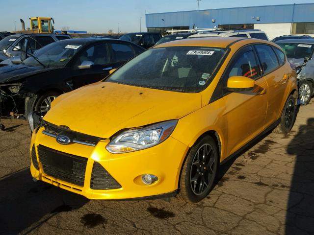 1FAHP3K28CL150798 - 2012 FORD FOCUS SE YELLOW photo 2