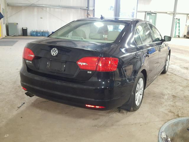 3VWD17AJ8EM394492 - 2014 VOLKSWAGEN JETTA SE BLACK photo 4