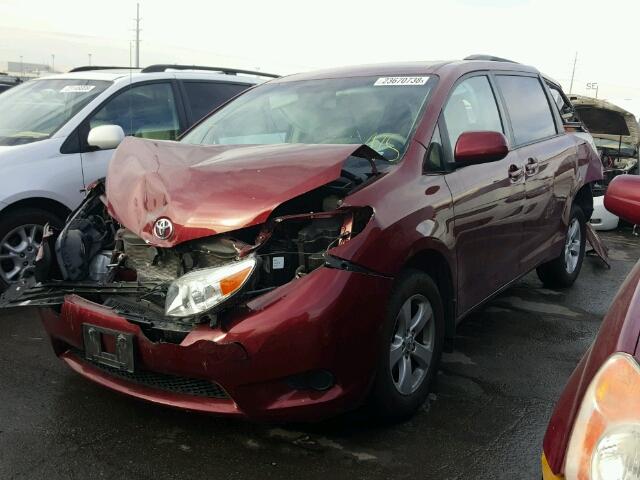 5TDKK3DC8DS372732 - 2013 TOYOTA SIENNA LE RED photo 2