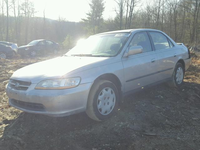 1HGCG665XXA082517 - 1999 HONDA ACCORD LX SILVER photo 2