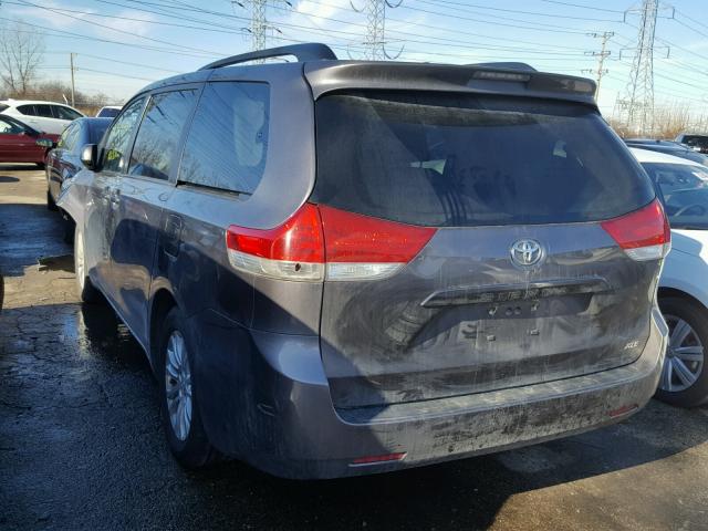 5TDYK3DC6CS255322 - 2012 TOYOTA SIENNA XLE GRAY photo 3