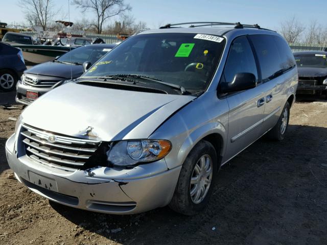 2C4GP54L55R133264 - 2005 CHRYSLER TOWN & COU SILVER photo 2