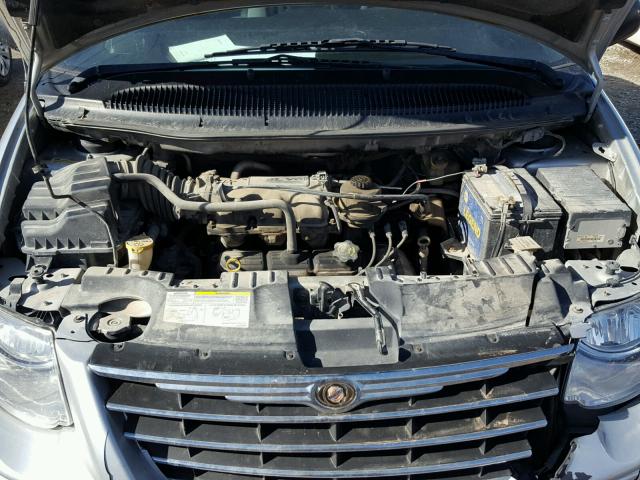 2C4GP54L55R133264 - 2005 CHRYSLER TOWN & COU SILVER photo 7