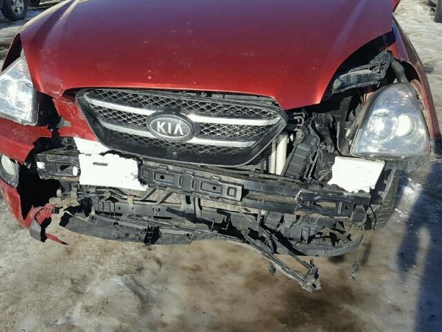 KNAFG526277100376 - 2007 KIA RONDO LX RED photo 9